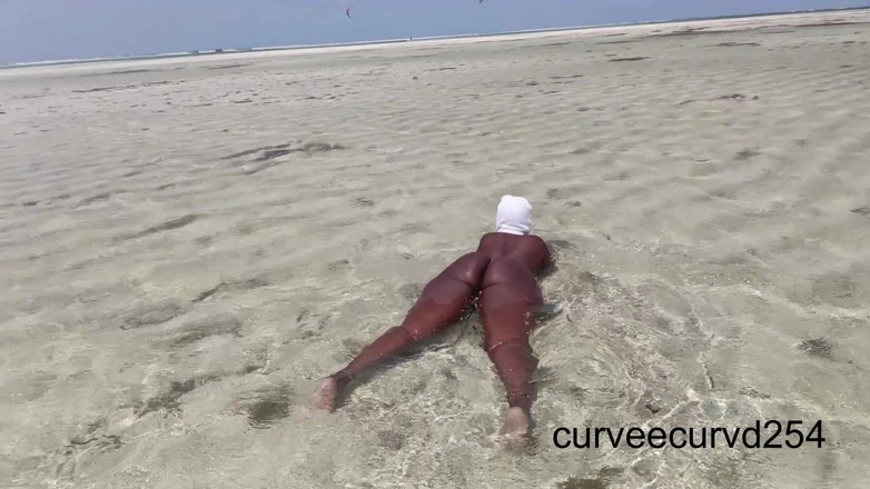 Curveecurvd254: Свечу тверкаю на пляже в Африке