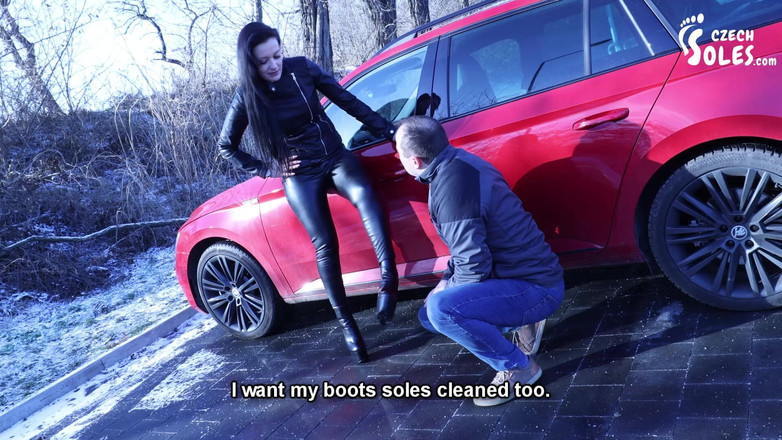 Czech Soles - foot fetish content: Escrava de limpeza de bota pública ganhando seu salário