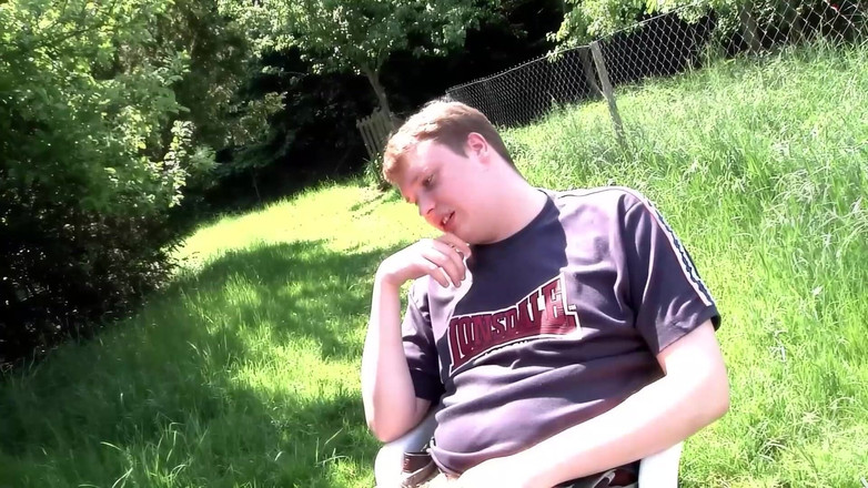 DEUTSCHLAN PORNO XXX: 黑发被两个男人宠爱。很棒的户外三人行！