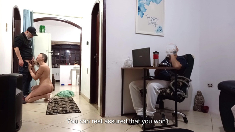 Gabi SweetCouplesStories: Mentre il marito è al lavoro, la moglie riceve il fattorino.