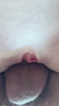 Bonita buceta milf é bombeada
