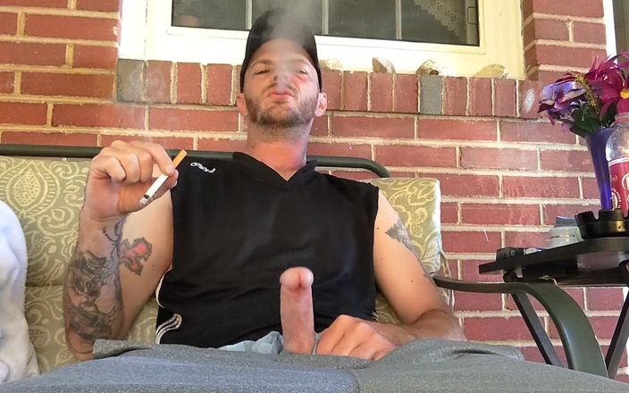 Codi Bonez: Kouření a hlazení velkého bílého ptáka venku na verandě