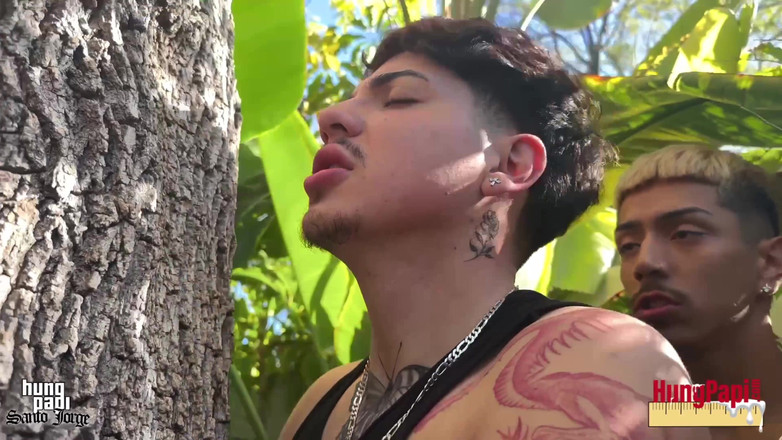 Hung Papi: Bunda fodendo árvores, abraçadores gays, gozada anal profunda! Pendurada Papi Eddy...