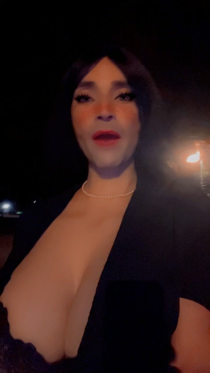 Sissy Slut Brianna: 趴在我的腿上，宝贝。歌词大意： 让我知道你有多想念让我兴奋