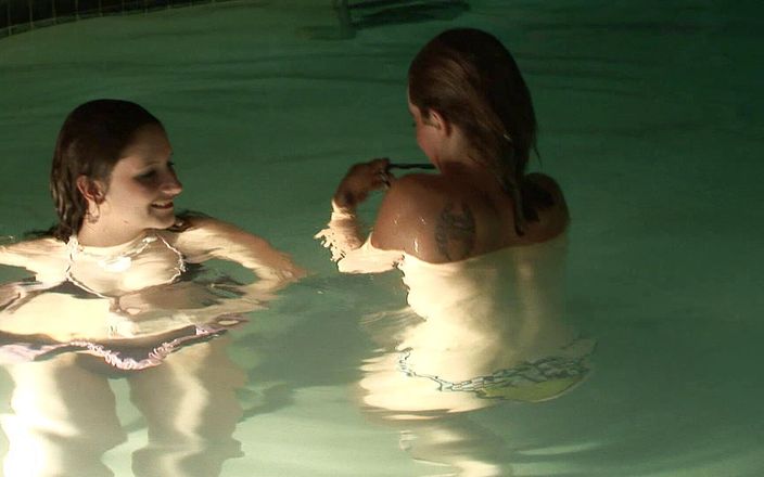 My Favorite Pornstars: 二つの熱い十代の若者たちはプールで裸を泳ぐ