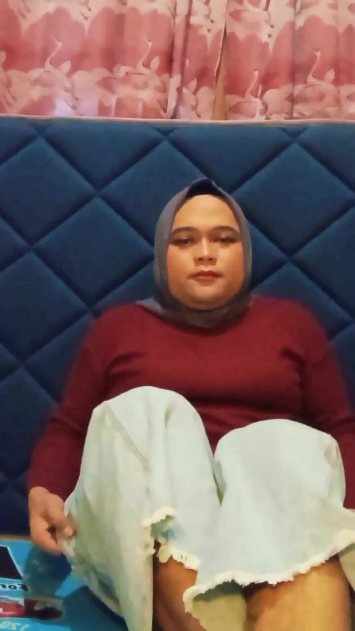 Ivvy Crossdresser: Banci bertudung yang cantik melancap