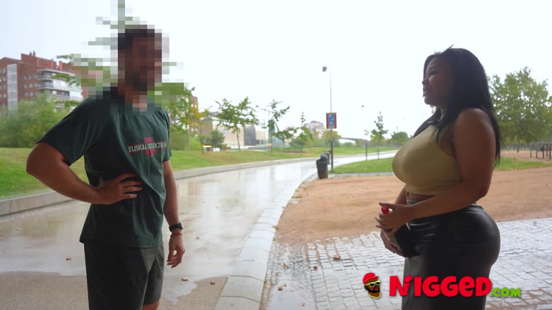 FAKings Black Fix: Dea Nera Con Tette Giganti Pesca Cazzi Bianchi per Strada....