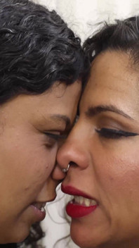 Mibby und Nathy in einem intensiven nasenkampf