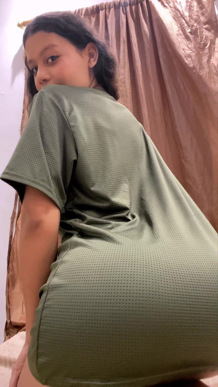 kafesexxx: Ella Se Ve Inocente Pero Le Encanta Masturbarse El Coño...