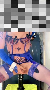 Simpatico femboy in tacchi alti calza davvero sexy blu lingerie che mostra le sue mutandine all'aperto
