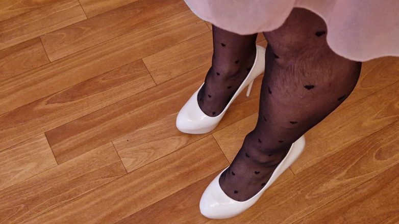 Milosbroz: Sexy trio con i tacchi alti, che camminano di nascosto...