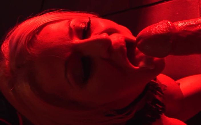 DARVASEX: En ateşli üvey anneler sahne-4 büyük memeli sarışın orta yaşlı seksi...
