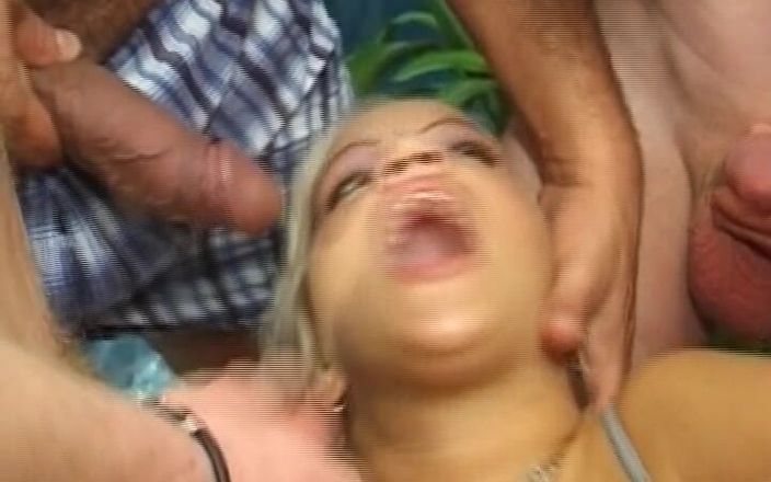 Deutsche Damen: Söt blond tysk docka rövknullad i gruppknull action