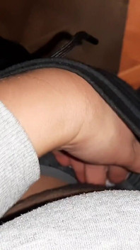 Ik betrapte een vreemde op masturberen op het toilet in een openbaar toilet en we kwamen tegelijkertijd klaar