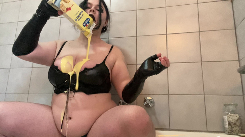 BunnieGoth27: 커스터드에 덮여