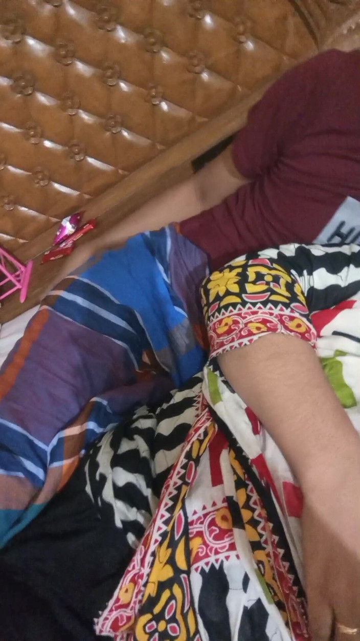 Desivideo: Berömd bangladeshisk flicka Shirin natt vlog sexig video