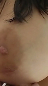 นมยานจะหยอกล้อความเป็นชายของเขาอย่างหวานขณะที่เธอนมใหญ่อมควย
