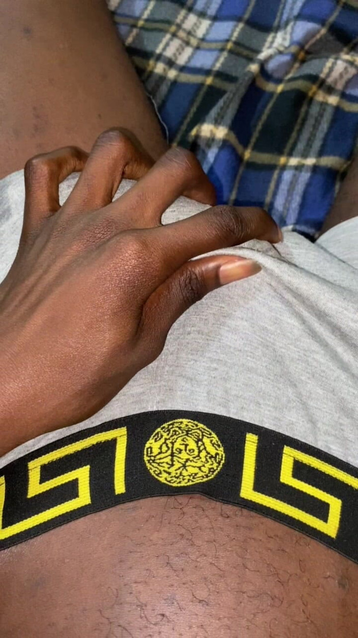 Slimniqqa: Je me suis fait prendre en train de caresser ma...