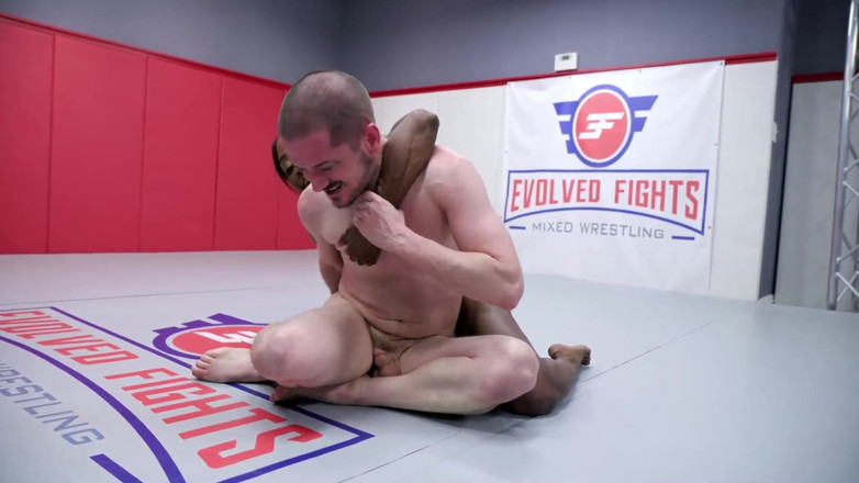 Evolved Fights: ケリー・プロボカトゥール Vs フラッフィー・ミックスドレスリング