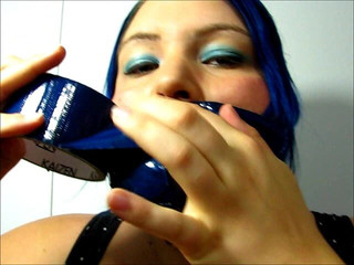 Selfgags classic: Layla si dělá dalšího krutého, těsného a masivního roubíka s 18...