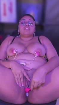 巨乳の女の子が乳首のおもちゃで遊ぶ