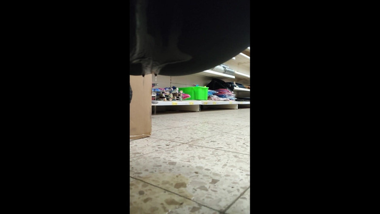 VivaciousFlirt165: 下流的荡妇在商店里撒尿