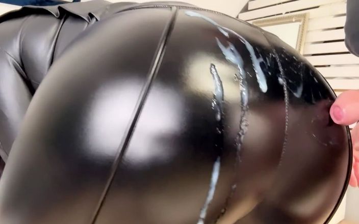 LadyAyse5: Video di sesso bollente in Leahter leggins, invia tipp dopo...