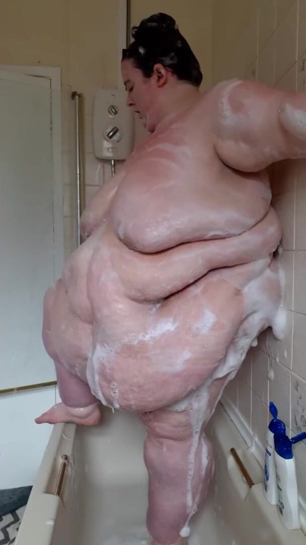 SSBBWLadyBrads: 大胖女神洗自己