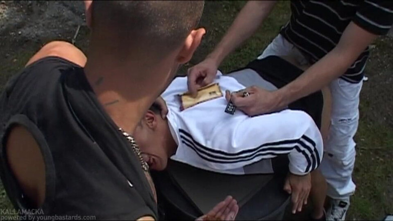 Young Bastards: Lỗ wrecking sneaker lads