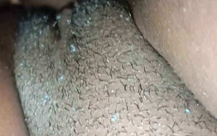 Valpee: Grandi tette e dolce sorellastra di figa pelosa nera ebano...