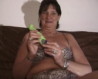 BB Video - Vintage Story: BUNICĂ SEXY GERMANĂ CARE SE MASTURBEAZĂ CU JUCĂRII SEXUALE # 1