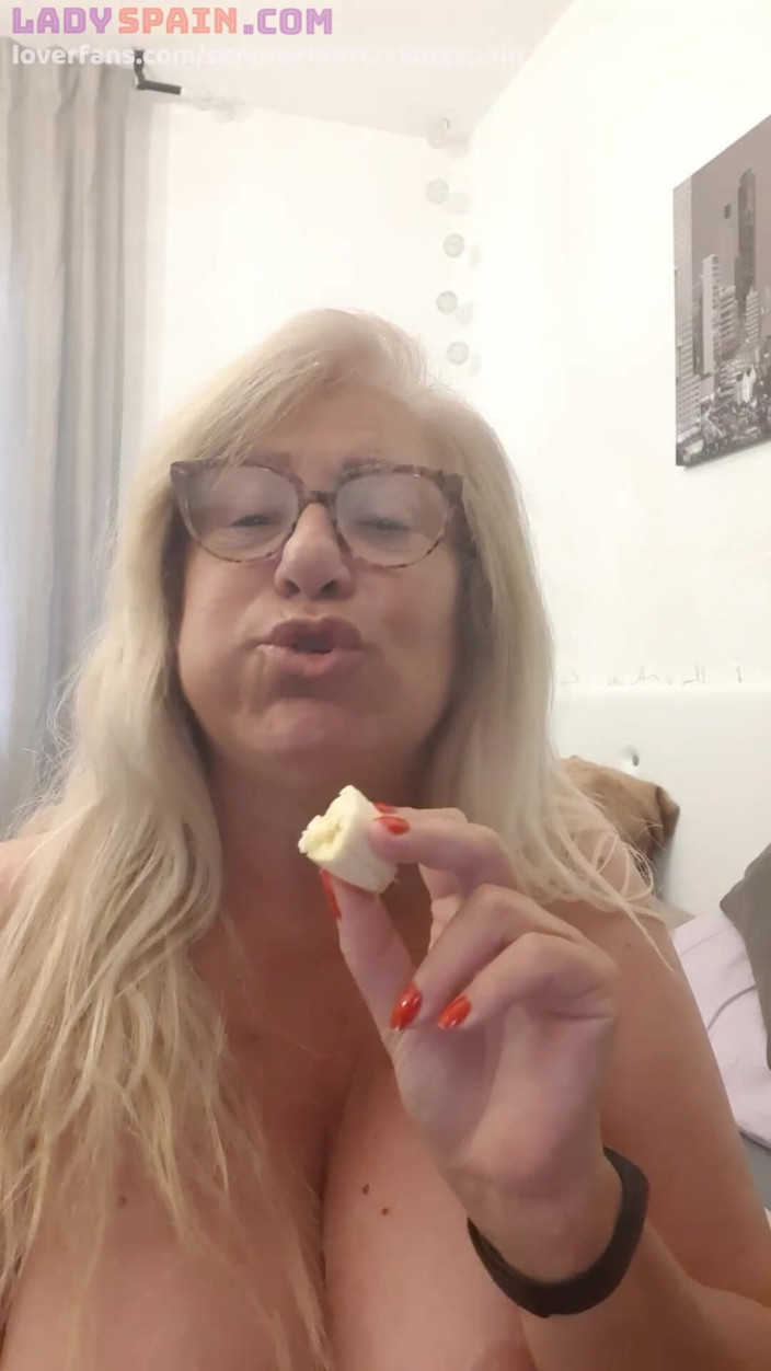 Lady Spain: Fina își pune o banană în pizdă. Ea o gustă și se masturbează,...