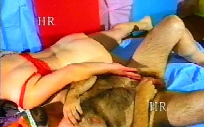 Hans Rolly: Sexo secreto de los 90 en italiano con esposas exhibicionistas # 4