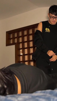 Un tip columbian pe care l-am cunoscut la aeroport mi-a oferit un masaj la hotel, am ajuns să facem sex și să avem un orgasm mare