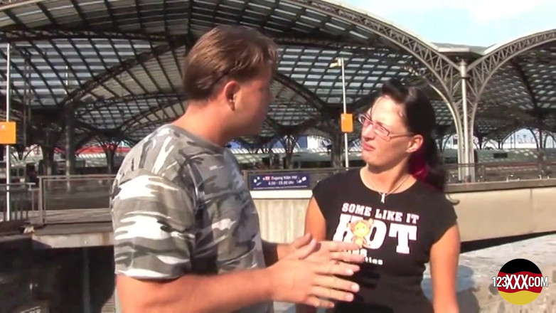 123XXX - Fucked Amateurs in Germany!: Brunetka dostane teplé sperma po celých brýlích