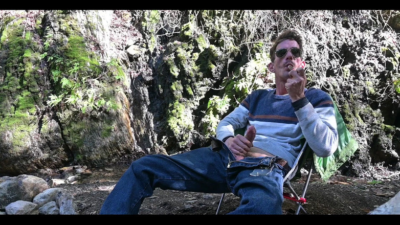 Joe Iandola: Con cu to ngoài trời bắn tinh và hút thuốc