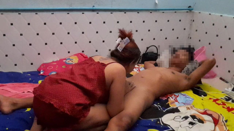 House wife: Scopa una donna cattiva indonesia suo marito non a casa
