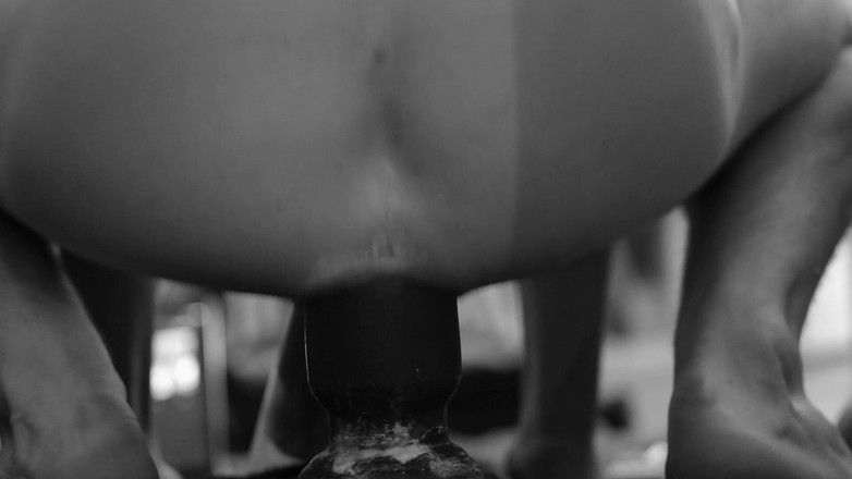 FoxHole: Бомбардування дупи, накачаний член і неохайний самостинг