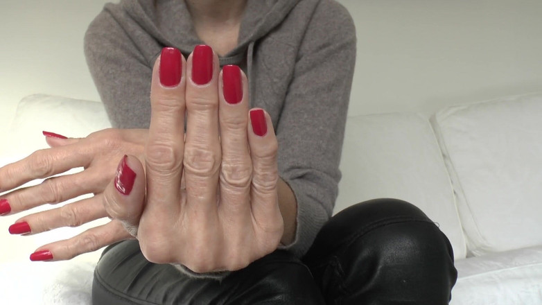 Lady Victoria Valente: Czcij moje czerwone paznokcie i masturbuj się! Lady Victoria Valente