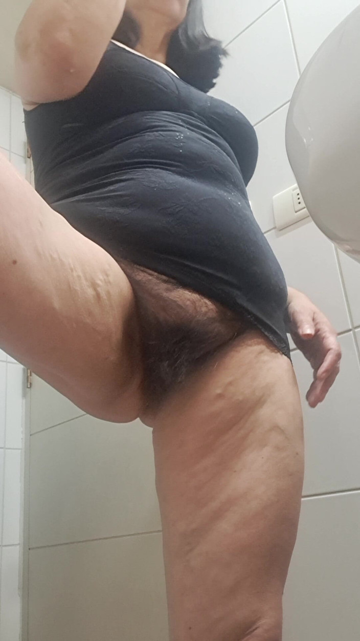 Mommy big hairy pussy: Нога вгору, торкаючись гарячої волохатої пизди мами