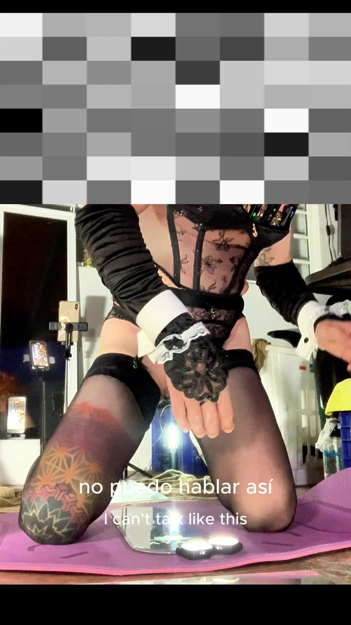 Benito414: かわいいTガールのシシー、セクシーな黒いストッキングで大きなディルドに乗る