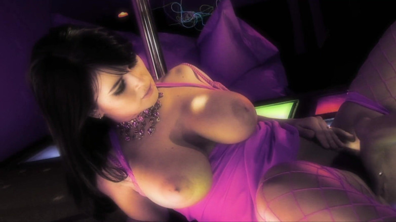 Hot Girlz: Une strip-teaseuse brune à gros nichons se fait baiser par deux...
