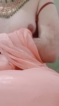 Indický gay crossdresser gaurisissy mačká její velká prsa a prstění v jejím čistém oholený velký zadek v červené sárí