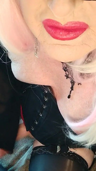 Curvă transsexuală cu ciorapi și tocuri