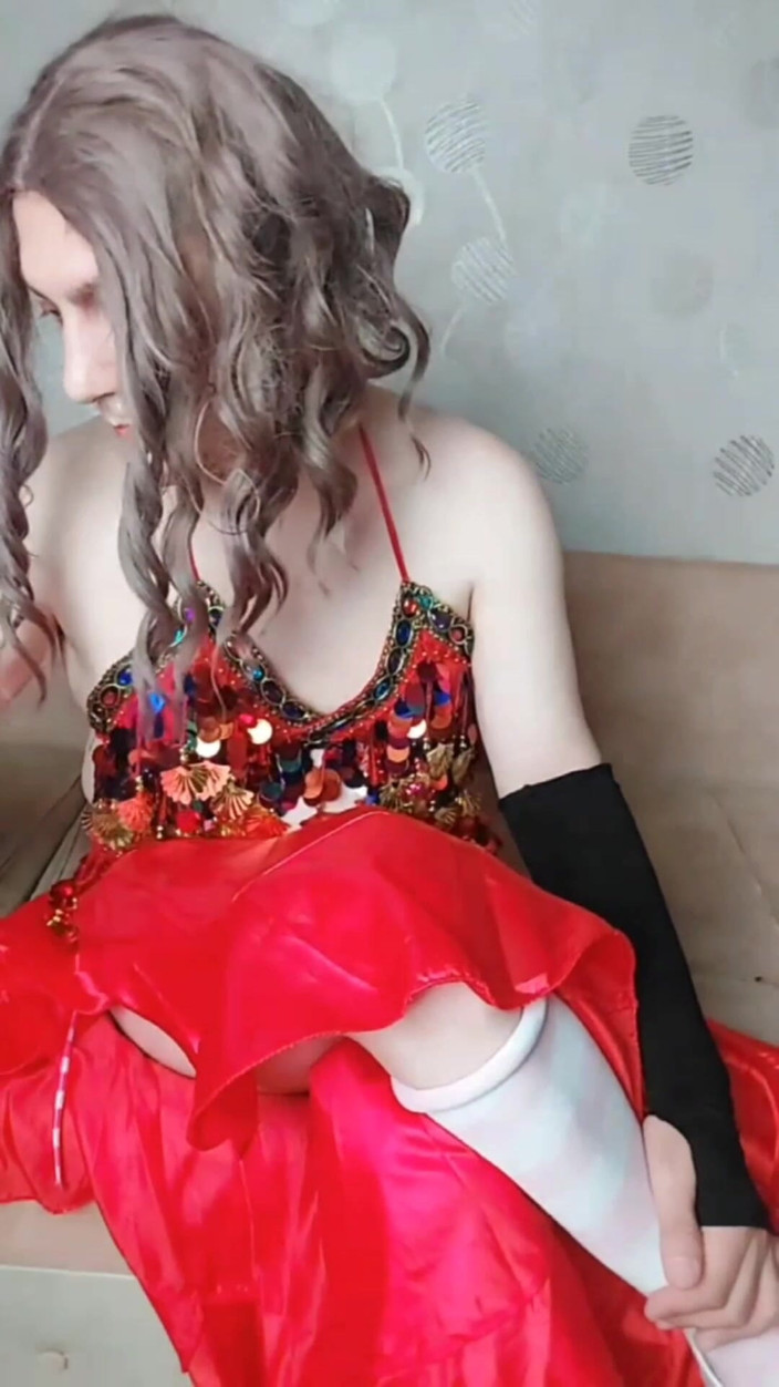 Kitty_Cross: Femboy penari perut dalam pakaian menggoda merah