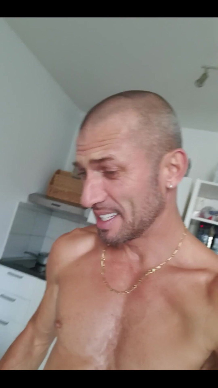 Boy jerking off: 家庭清洁