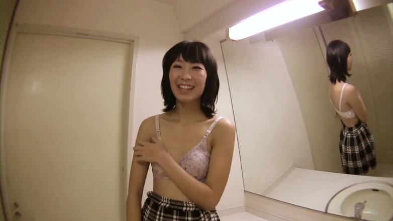 Asian Mature Climax: Küçük memeli asyalı esmer banyoda yarağı boşaltıyor