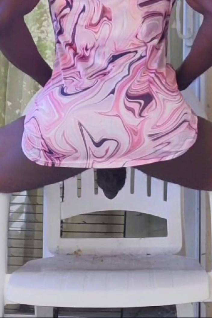 MrSlangItEvrywere: Balançando a Bunda Em Uma Cadeira Enquanto Minha Saia Cavalga