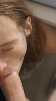 Junges zierliches süßes mädchen gibt morgens perfekten tiefen blowjob für ihren besitzer