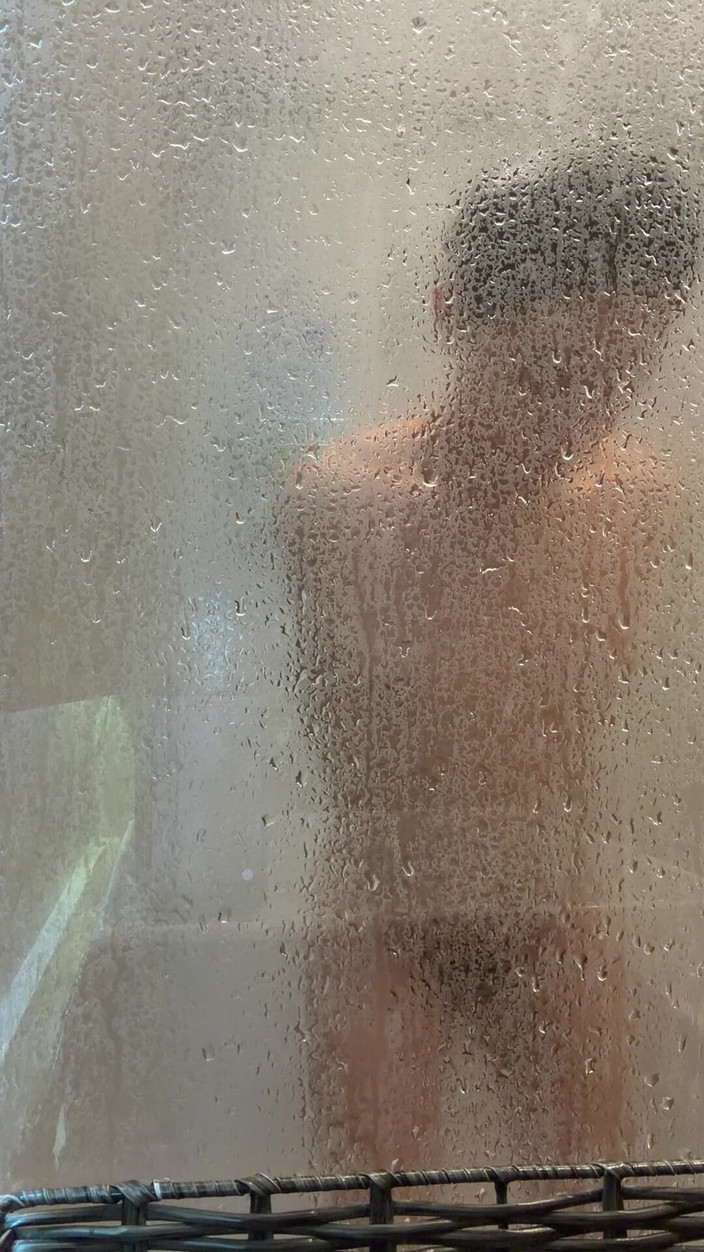 joanraay: Fratele meu vitreg a venit în vizită și a lăsat ușa deschisă în...